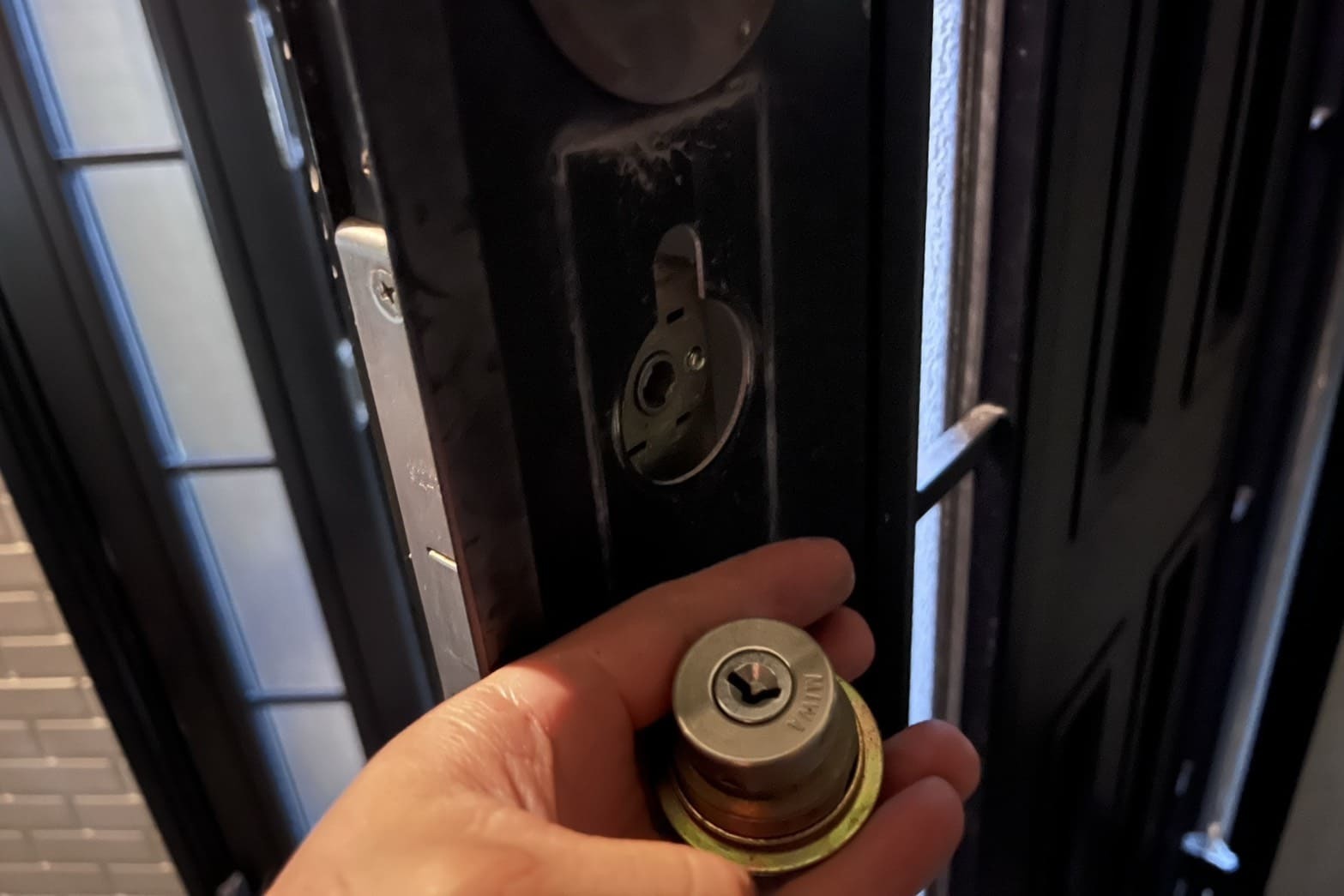 交換中の玄関の鍵（1箇所のシリンダー交換）