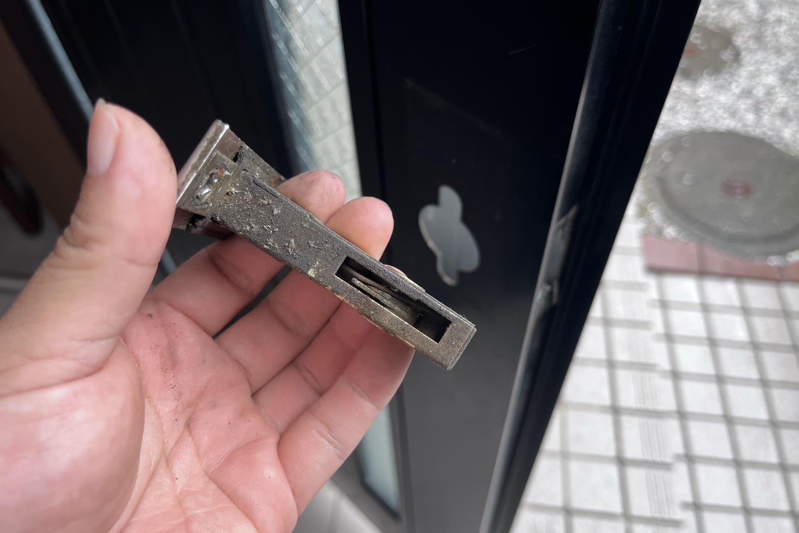 交換中の玄関の鍵（錠ケース交換）