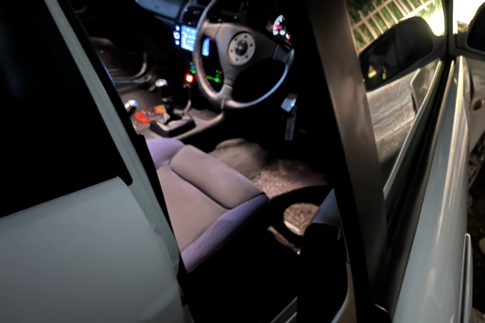 解錠後の車（半ドアを直す事で解錠）