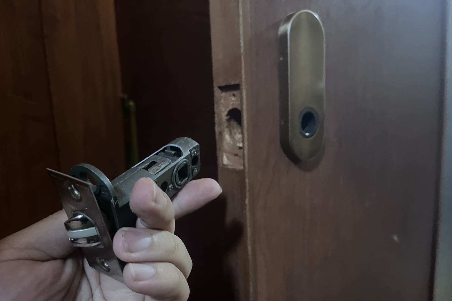 交換中のトイレの鍵（ラッチ）（ラッチ破損）（ラッチ交換）