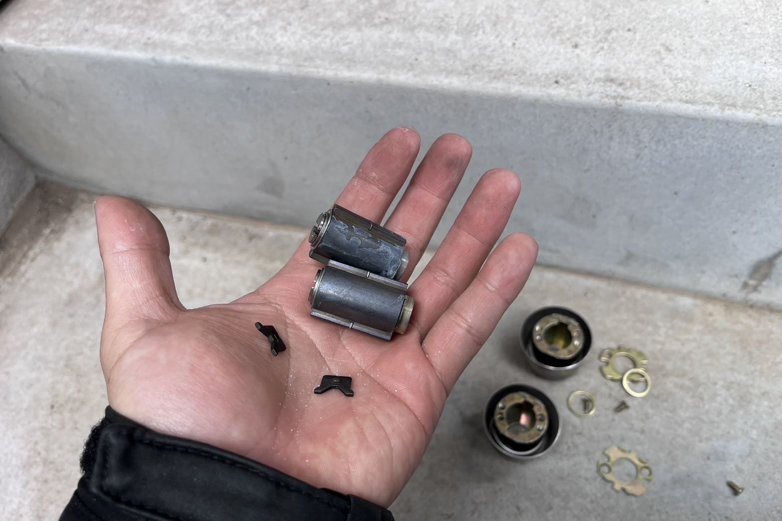 作業中の勝手口の鍵（テールピース外し）