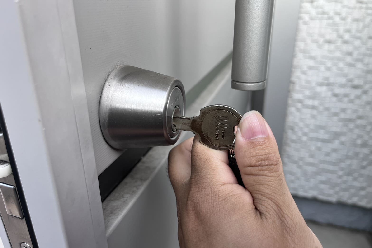 修理前の玄関の鍵（鍵が差しづらい）（シリンダー内の汚れ）