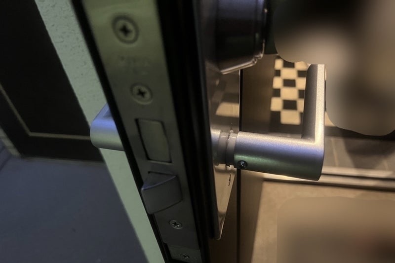 本日は足柄下郡箱根町にて集合住宅の玄関レバーハンドル修理のご依頼を頂きました！