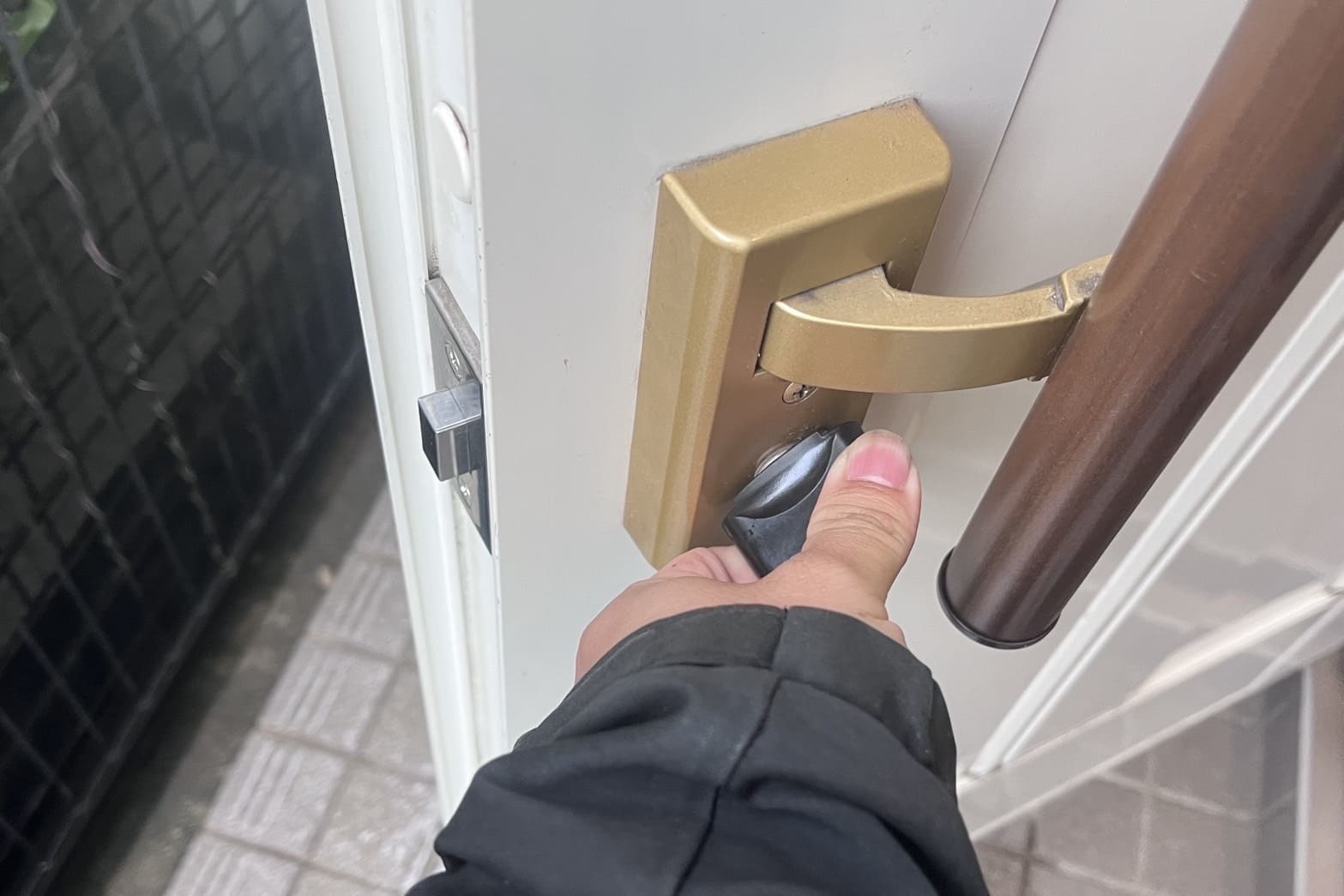 修理前の玄関の鍵(鍵か回しづらい)(錠ケース汚れ)