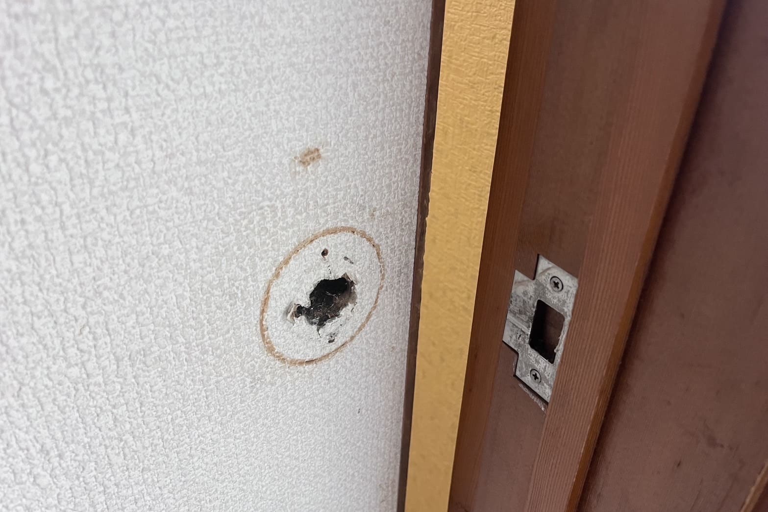 解錠後の室内扉(ラッチ破損)