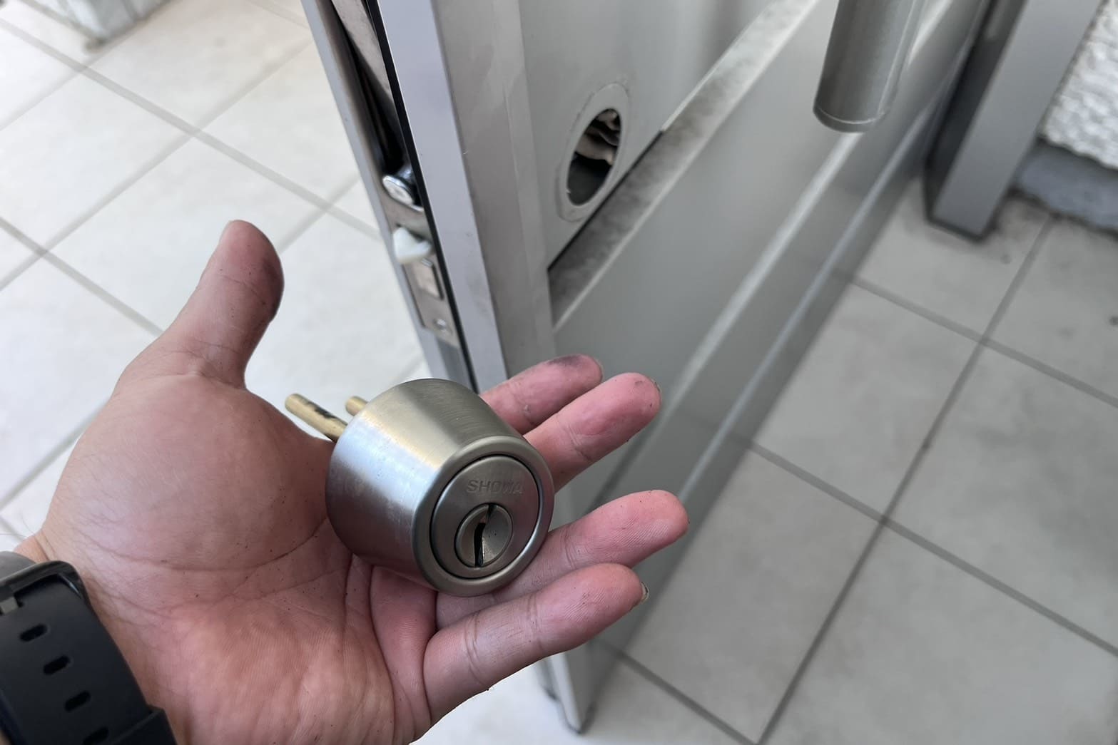 修理中の玄関の鍵（シリンダー洗浄）