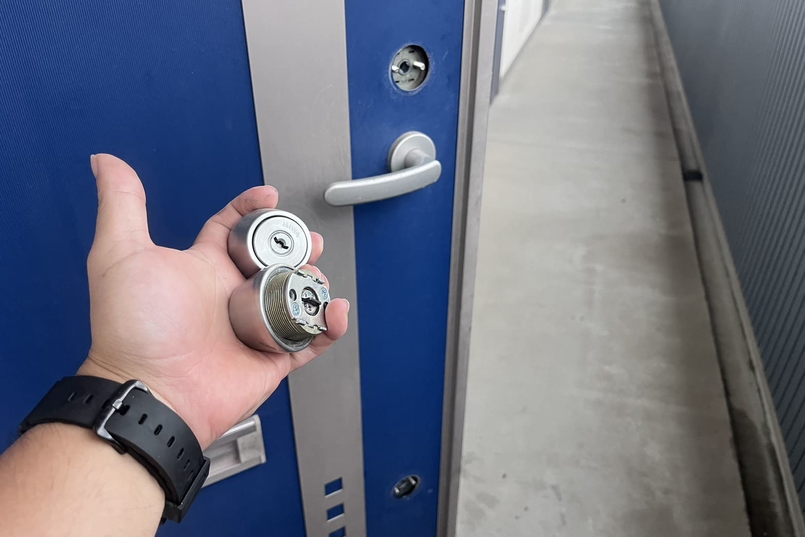 交換中の玄関の鍵（2箇所のシリンダー交換）