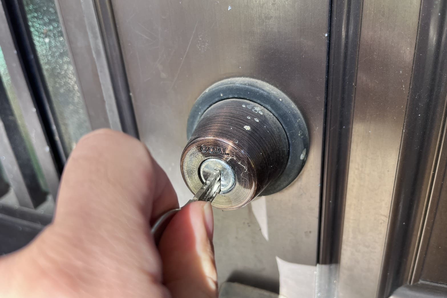 異物を取り除く前の玄関の鍵（鍵が奥まで入らない）（異物が詰まっている）