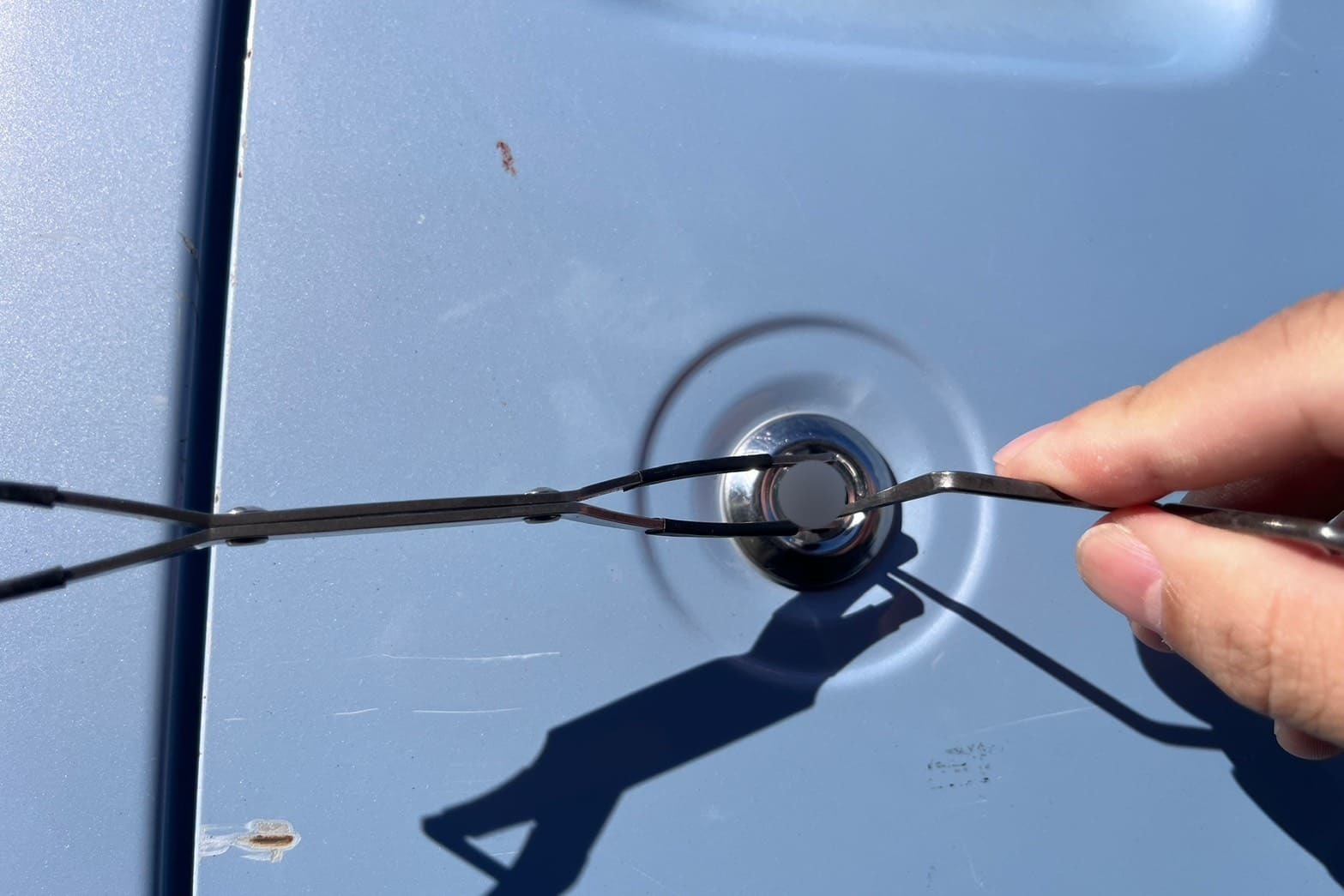 解錠中の車（ピッキング解錠）