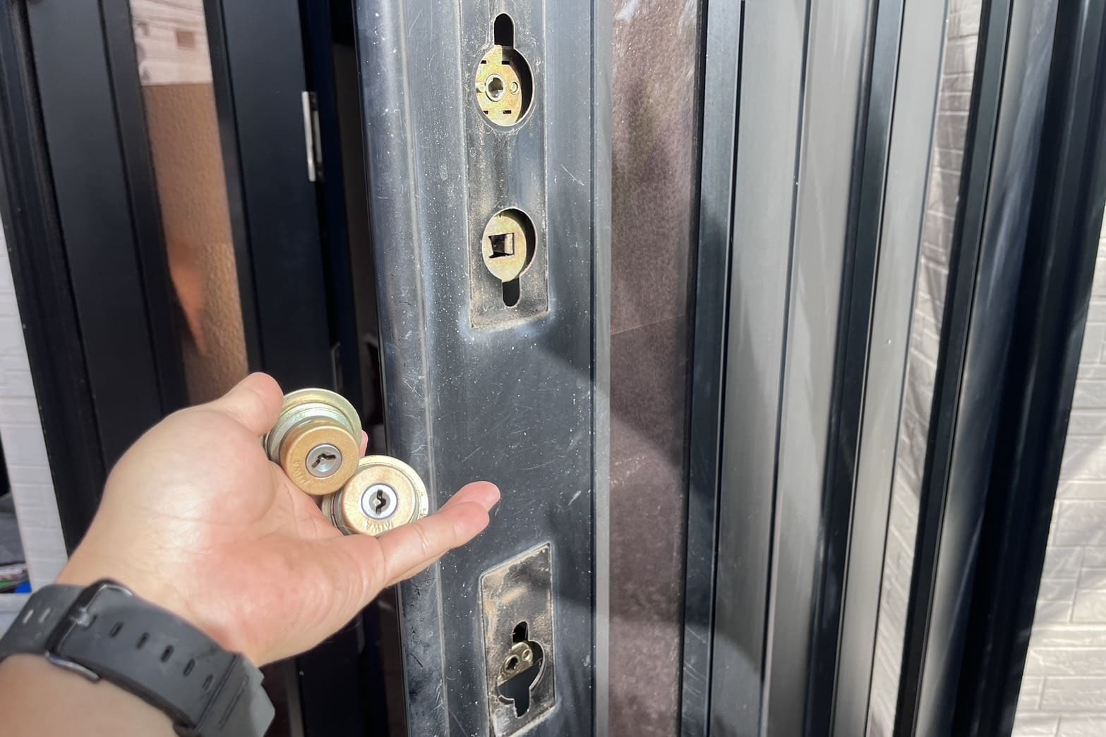 交換中の玄関の鍵（2箇所のシリンダー交換）