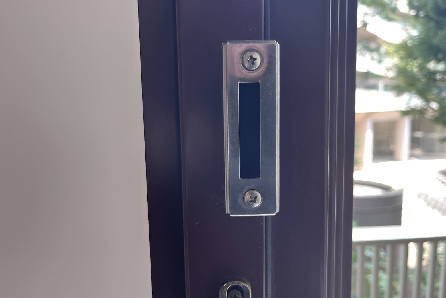 修理中の玄関の鍵（ストライクの加工）