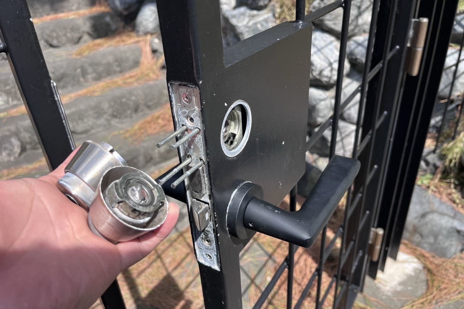 交換中の門扉の鍵（シリンダー交換）