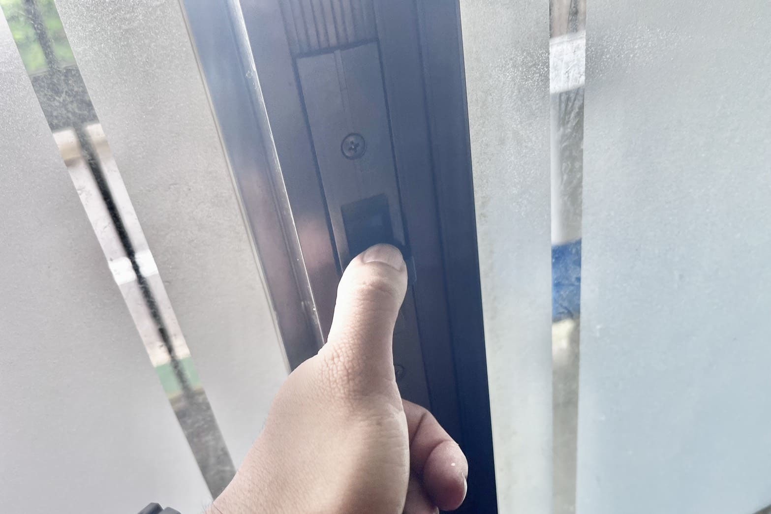 修理前の玄関の鍵（鍵が掛からない）（引き違い錠の位置ズレ）