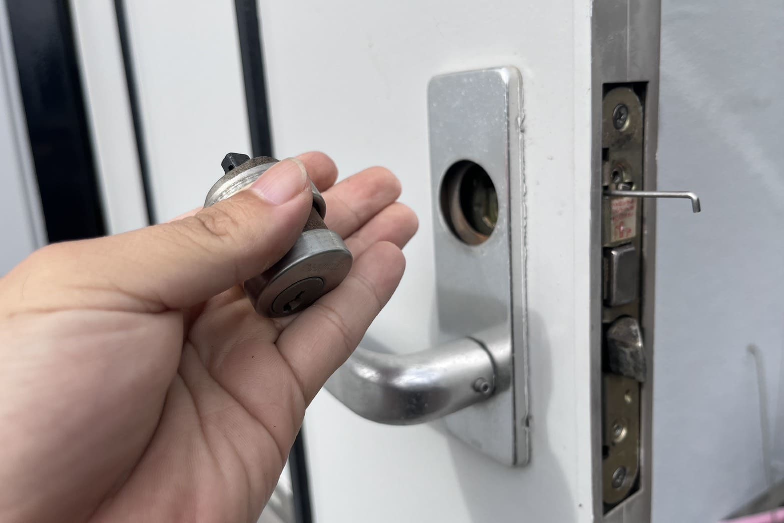 交換中の玄関の鍵（1箇所のシリンダー交換）