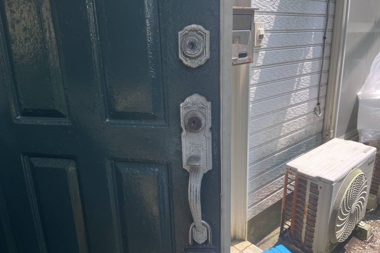 三浦市にて戸建の玄関の鍵交換のご依頼【MIWA】（URシリンダー）（サムラッチ錠）