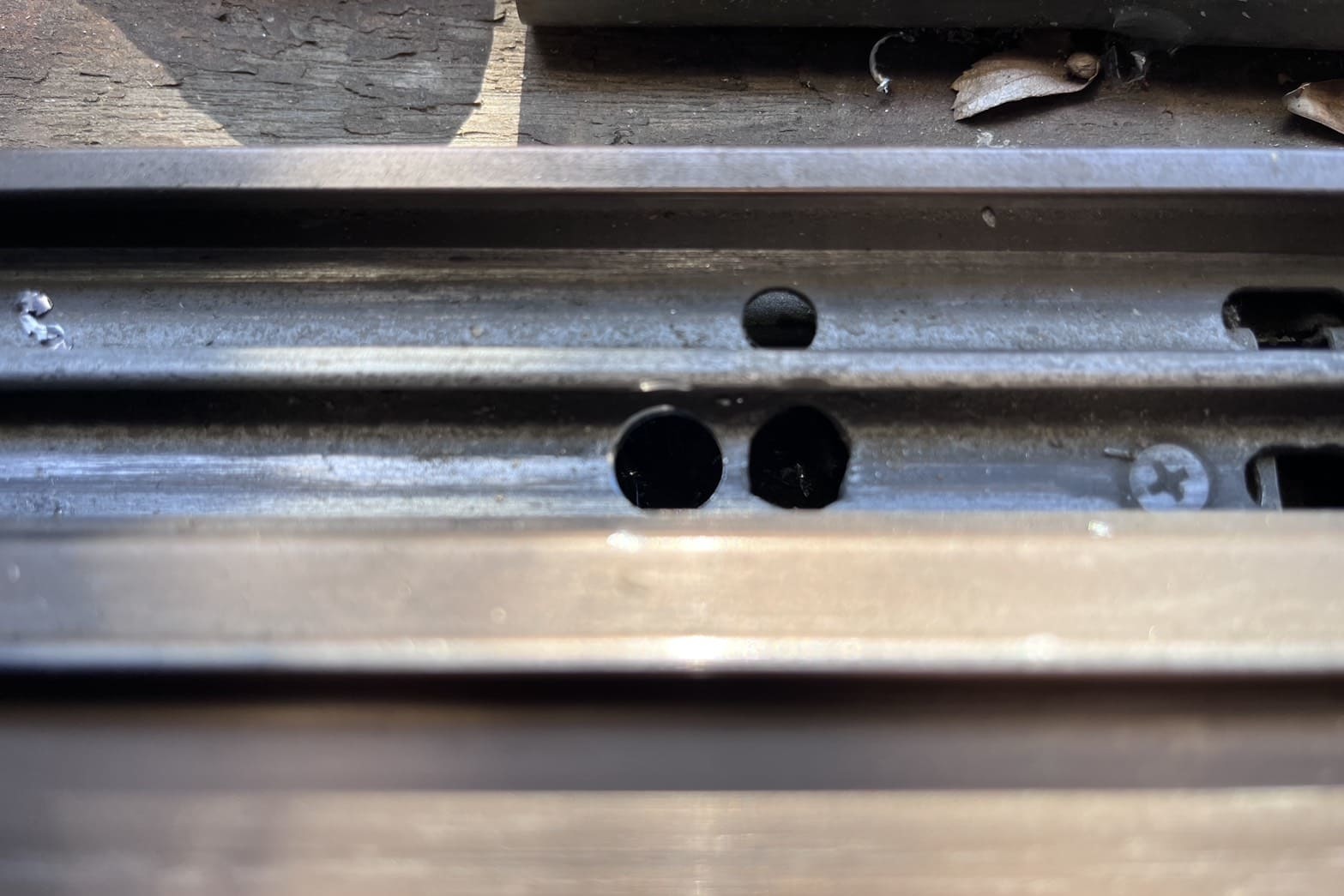 修理中の雨戸の鍵（縁側に穴開け）