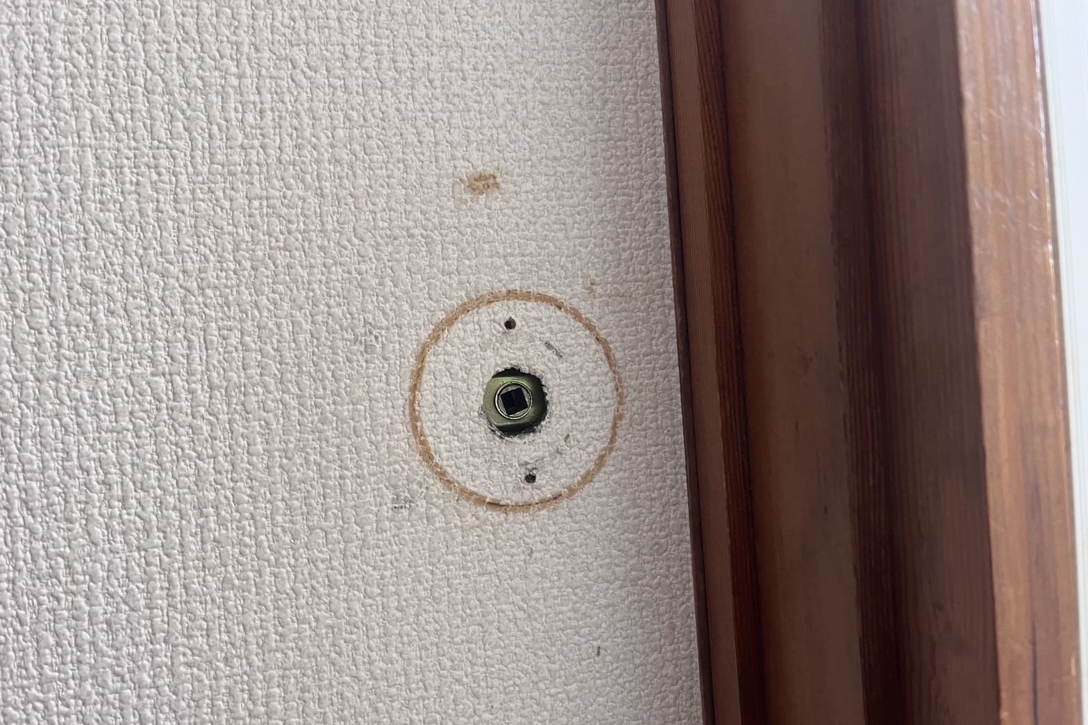 解錠中の室内扉(ドアノブを外しラッチを破錠)