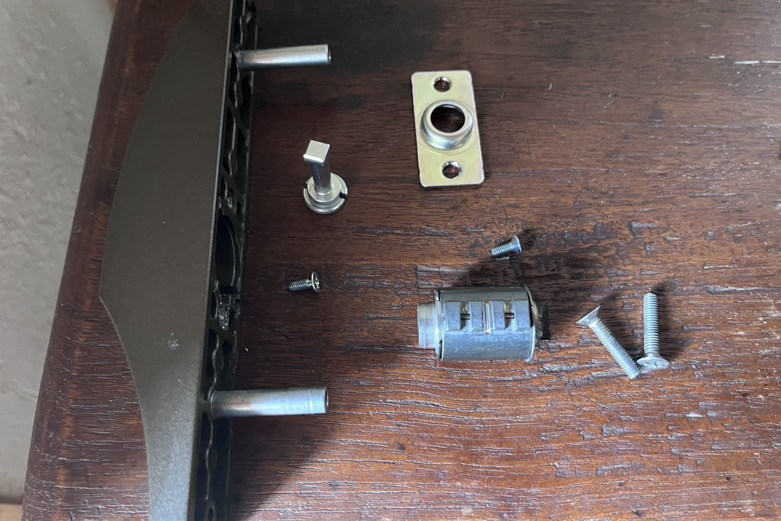 修理中の玄関の鍵（シリンダー洗浄）