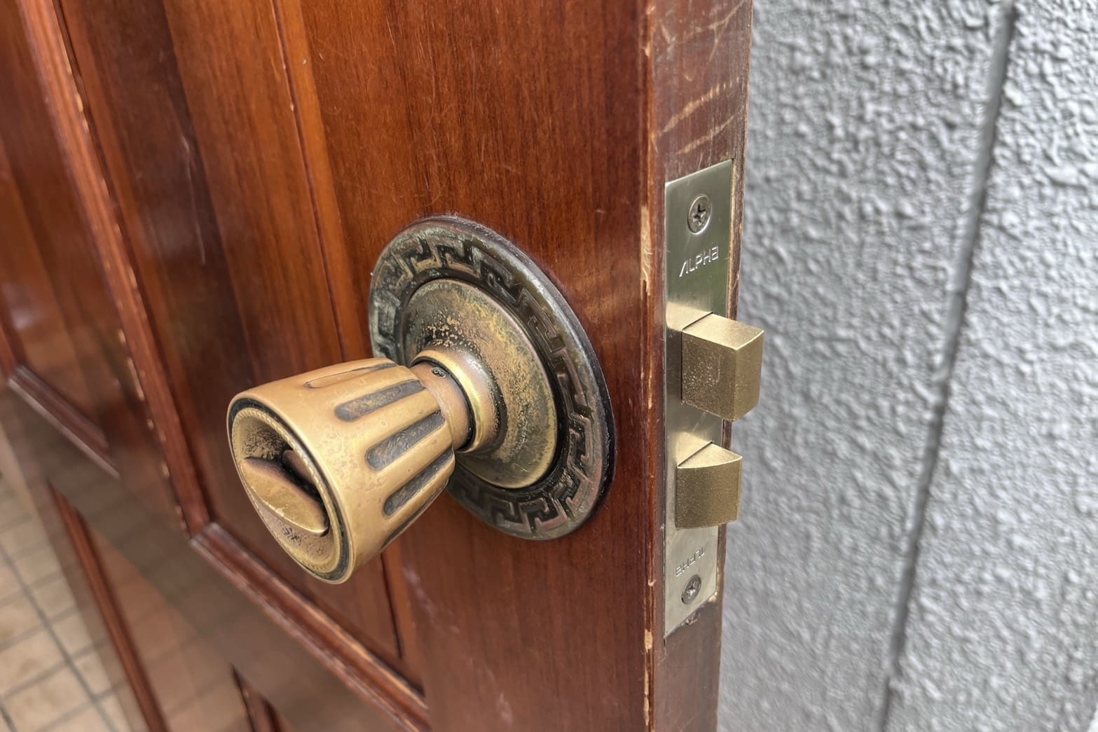 交換後の玄関の鍵【ALPHA】（錠ケース）