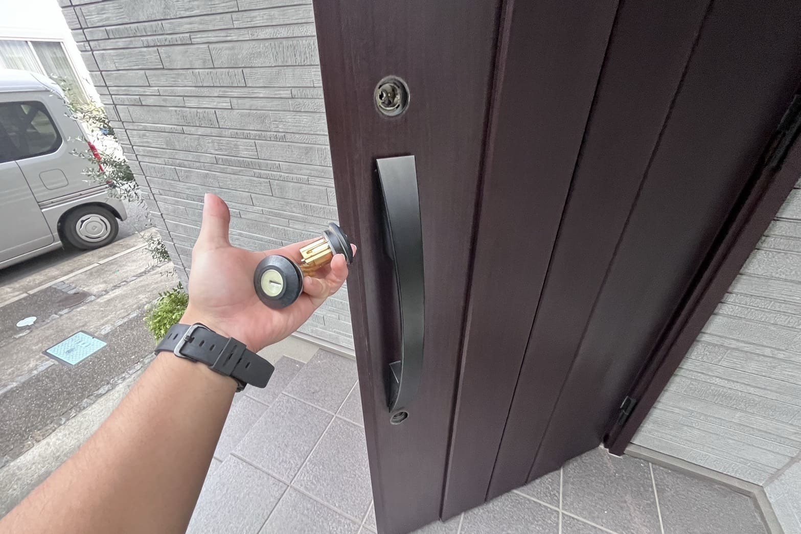 交換中の玄関の鍵（２箇所のシリンダー交換）