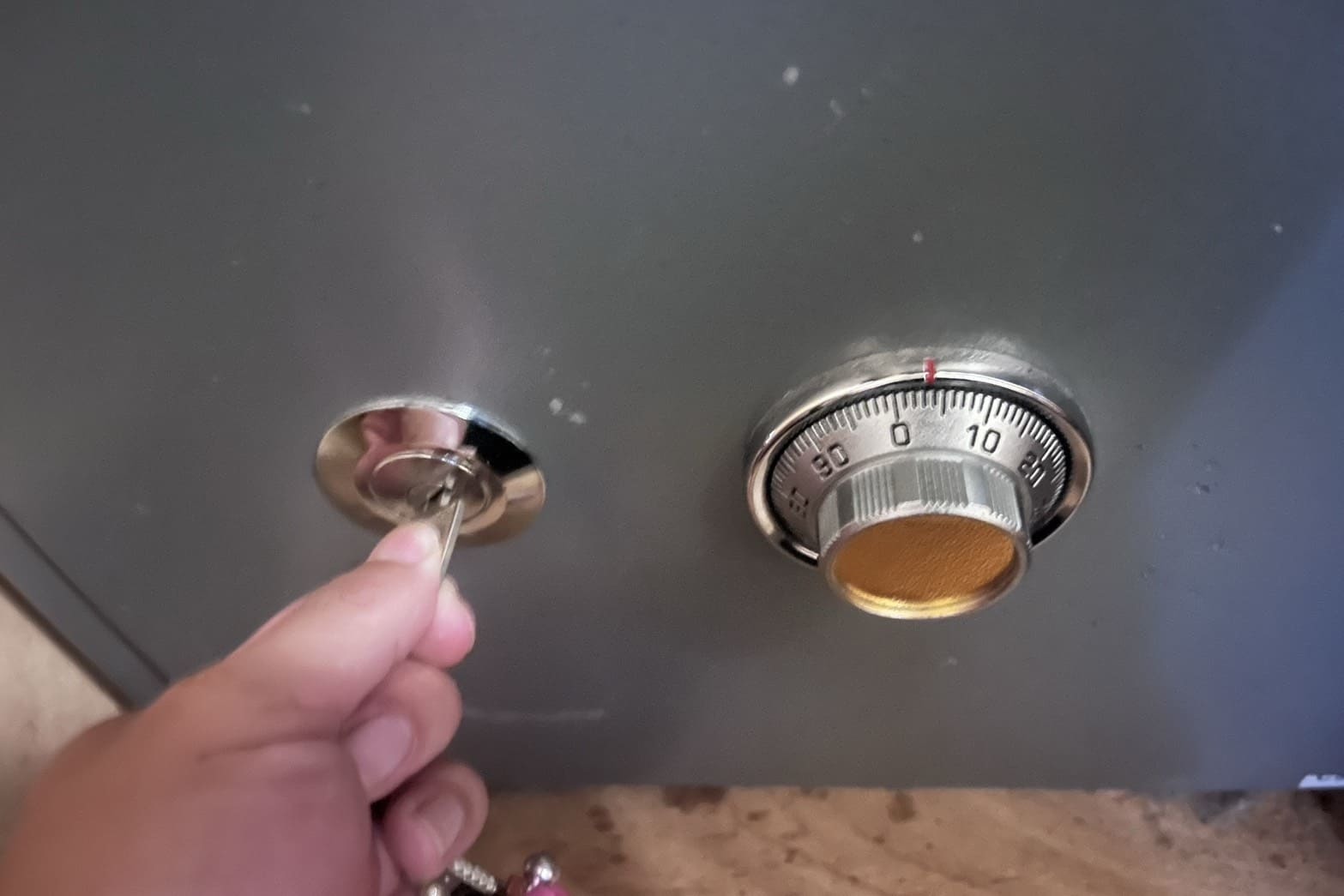 解錠中の金庫の鍵（圧迫とは逆の方法から圧迫させながら解錠）