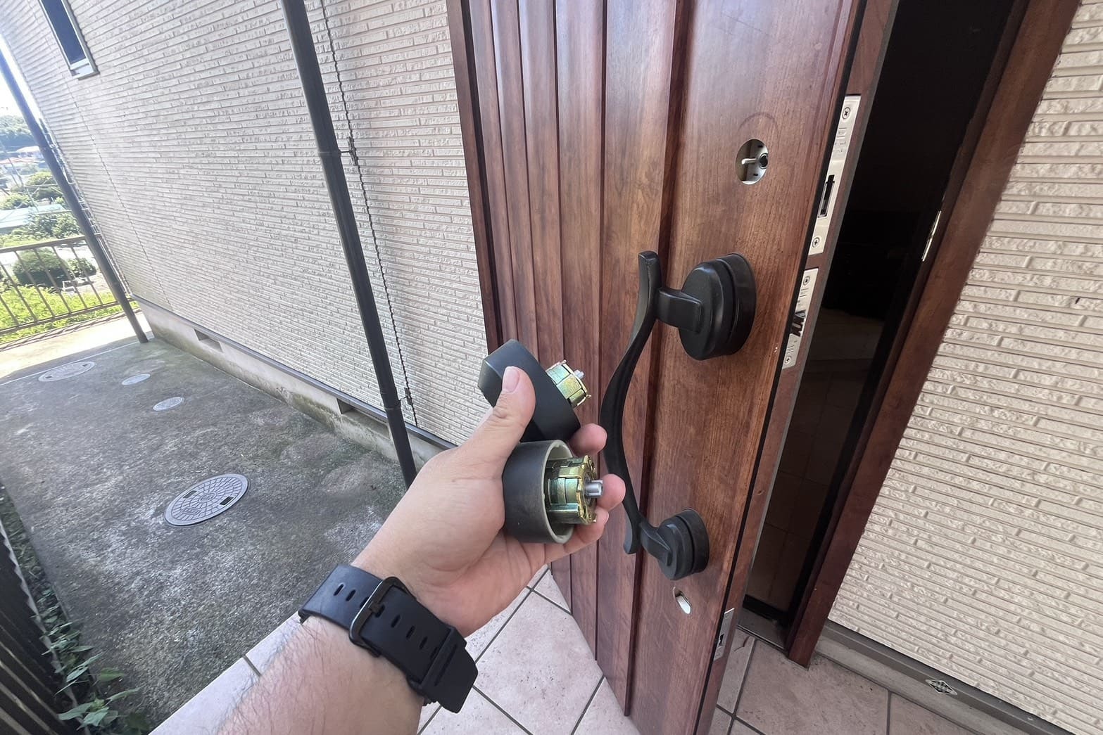 交換中の玄関の鍵（2箇所のシリンダー交換）