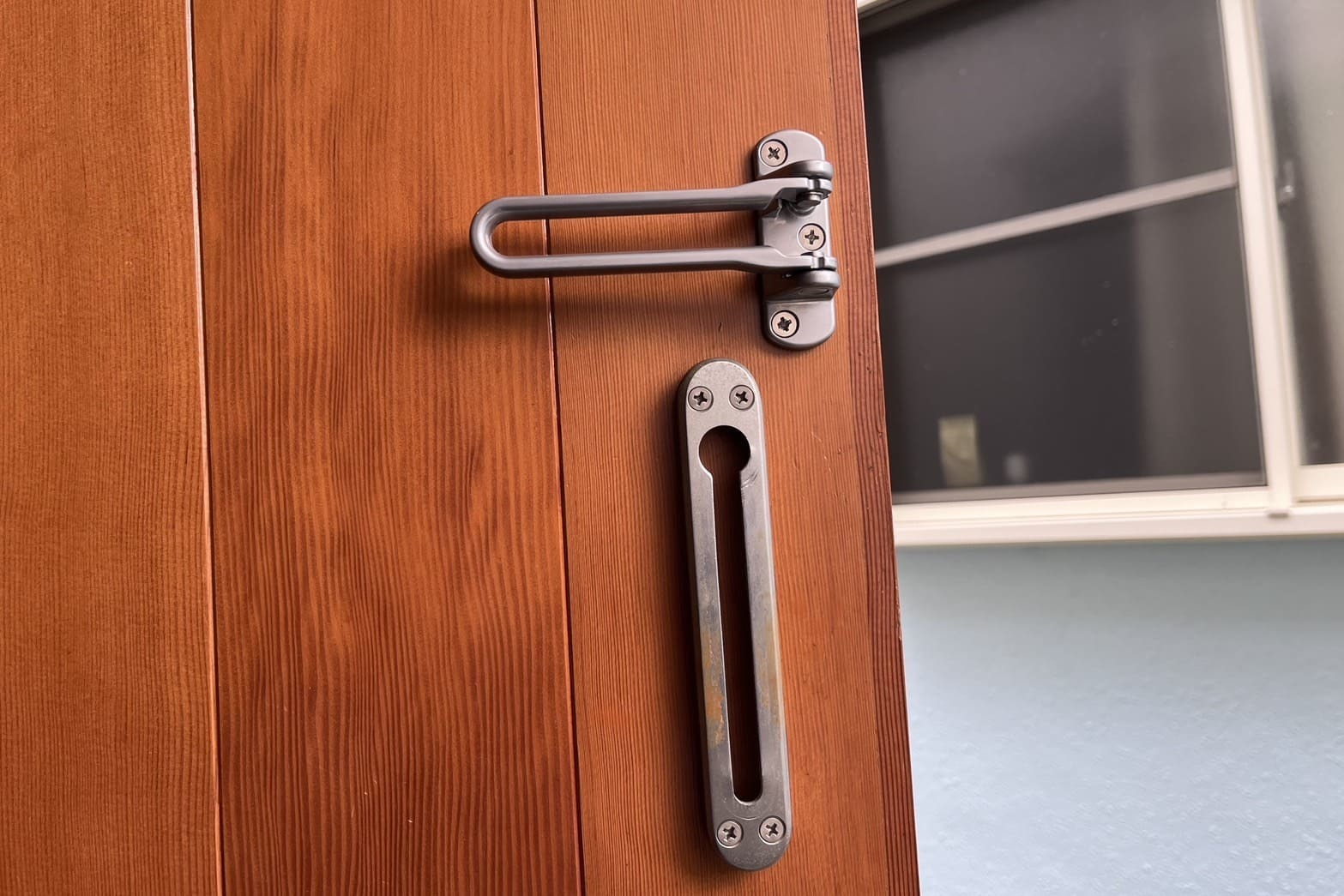 新規取付中の玄関の鍵（新たなドアガードの取付）