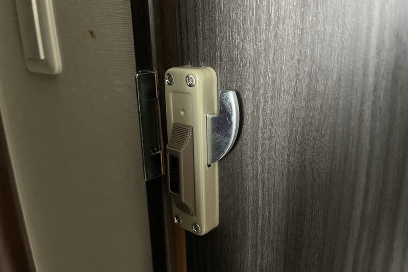 本日のご依頼は相模原市南区にて戸建の室内扉の鍵新規取り付けになります！