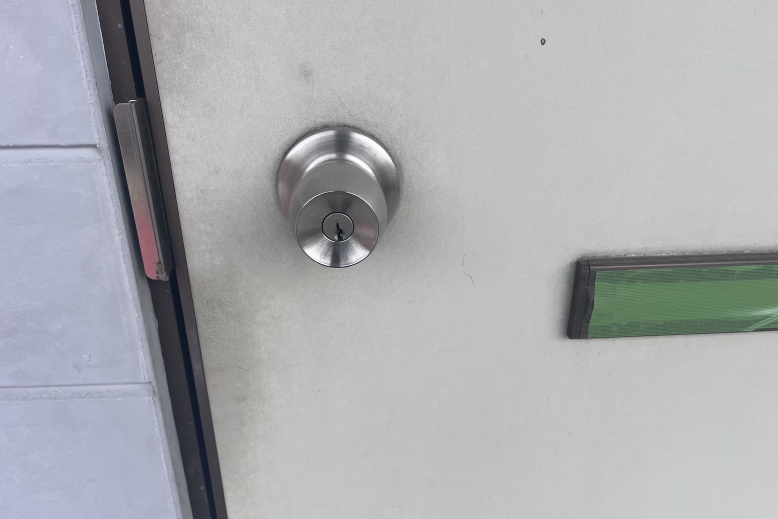 鍵が無く鍵を掛けられない空き家の玄関
