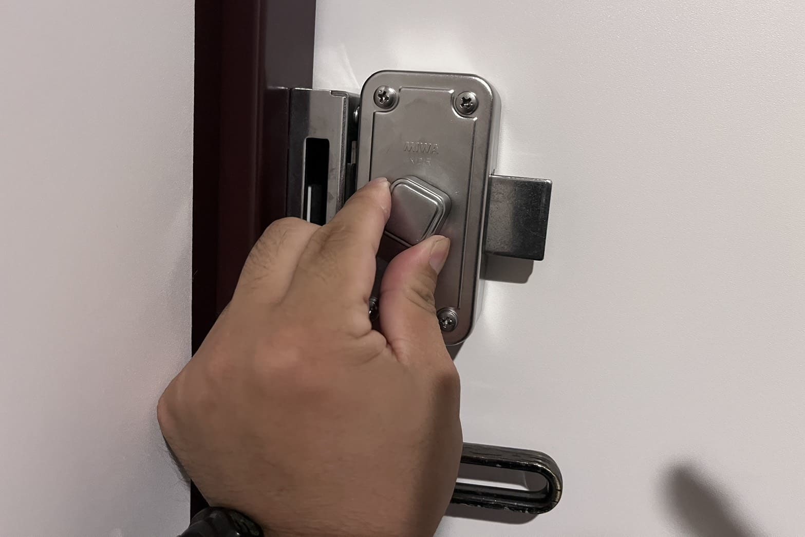 修理前の玄関の鍵（鍵が和回らない）