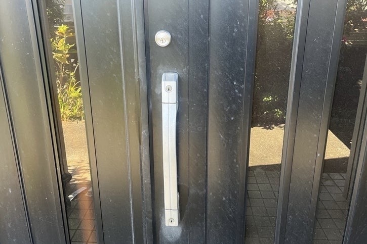 本日は足柄上郡開成町にて戸建の玄関鍵新規取り付けのご依頼をいただきました！