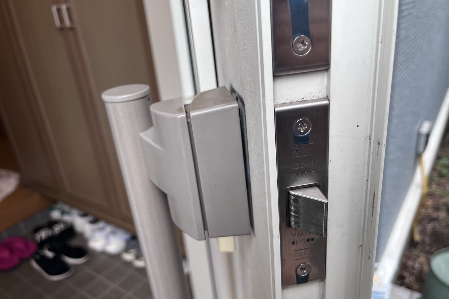 修理前の玄関の鍵（ドアノブがグラグラ）（ネジの緩み）