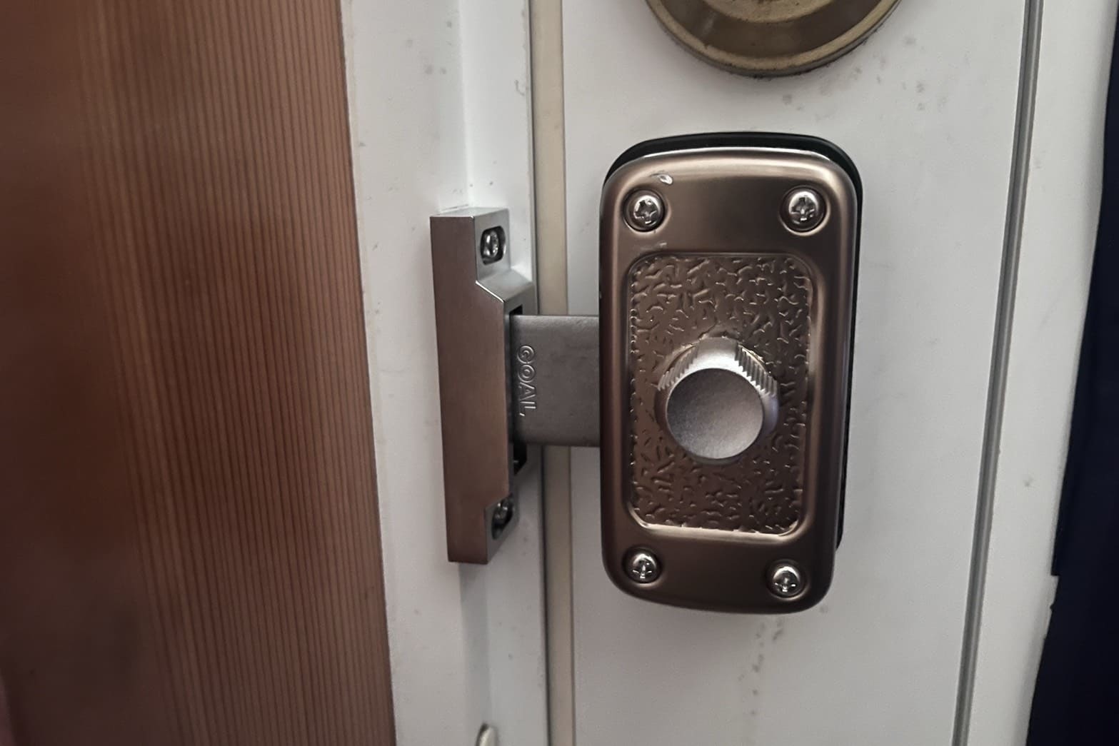 新規取付中の玄関（面付錠の取り付け）