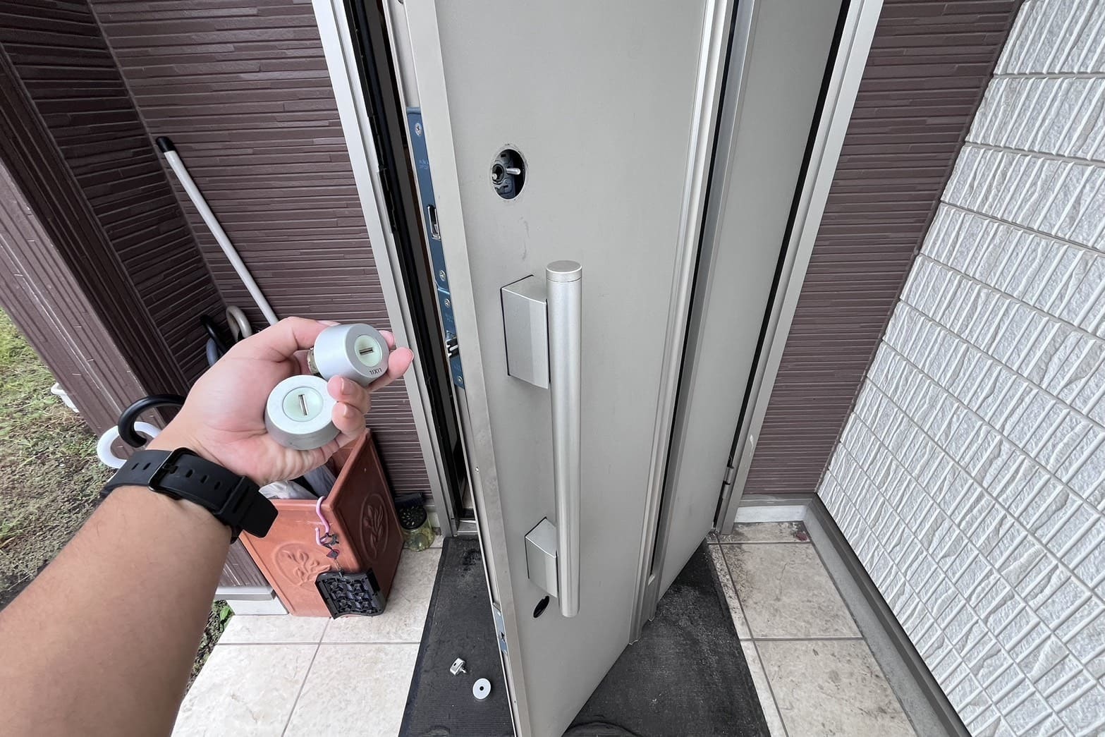 交換中の玄関の鍵（2箇所のシリンダー交換）