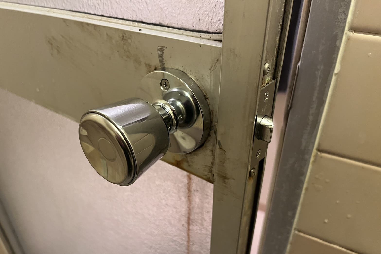 交換後の浴室扉の鍵（新しいドアノブと交換）