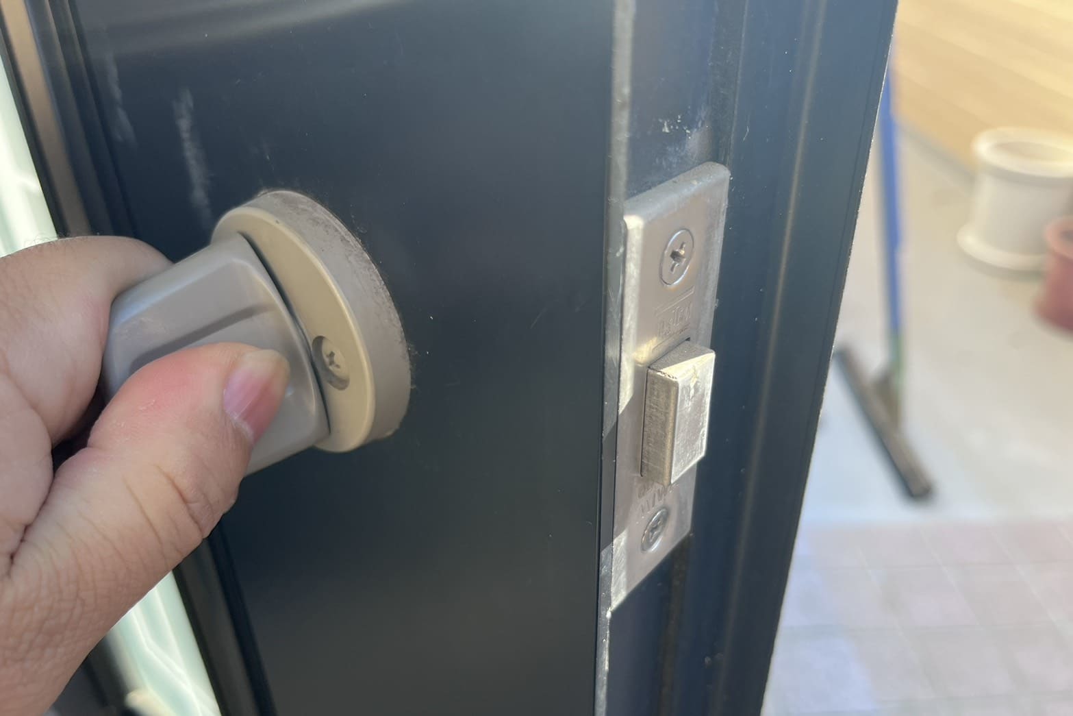 修理前の玄関の鍵（鍵が回しづらい（錠ケース汚れ））