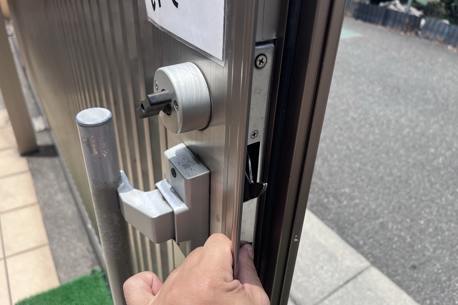修理前の門扉の鍵（鎌錠の動きが悪い）（スムーズに施錠できない）