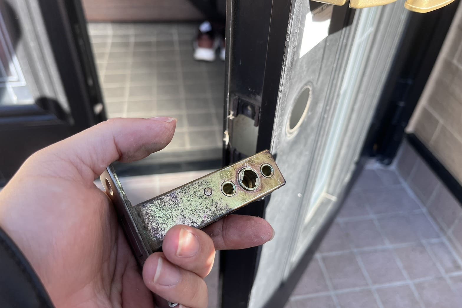 修理中の玄関の鍵（錠ケース洗浄）