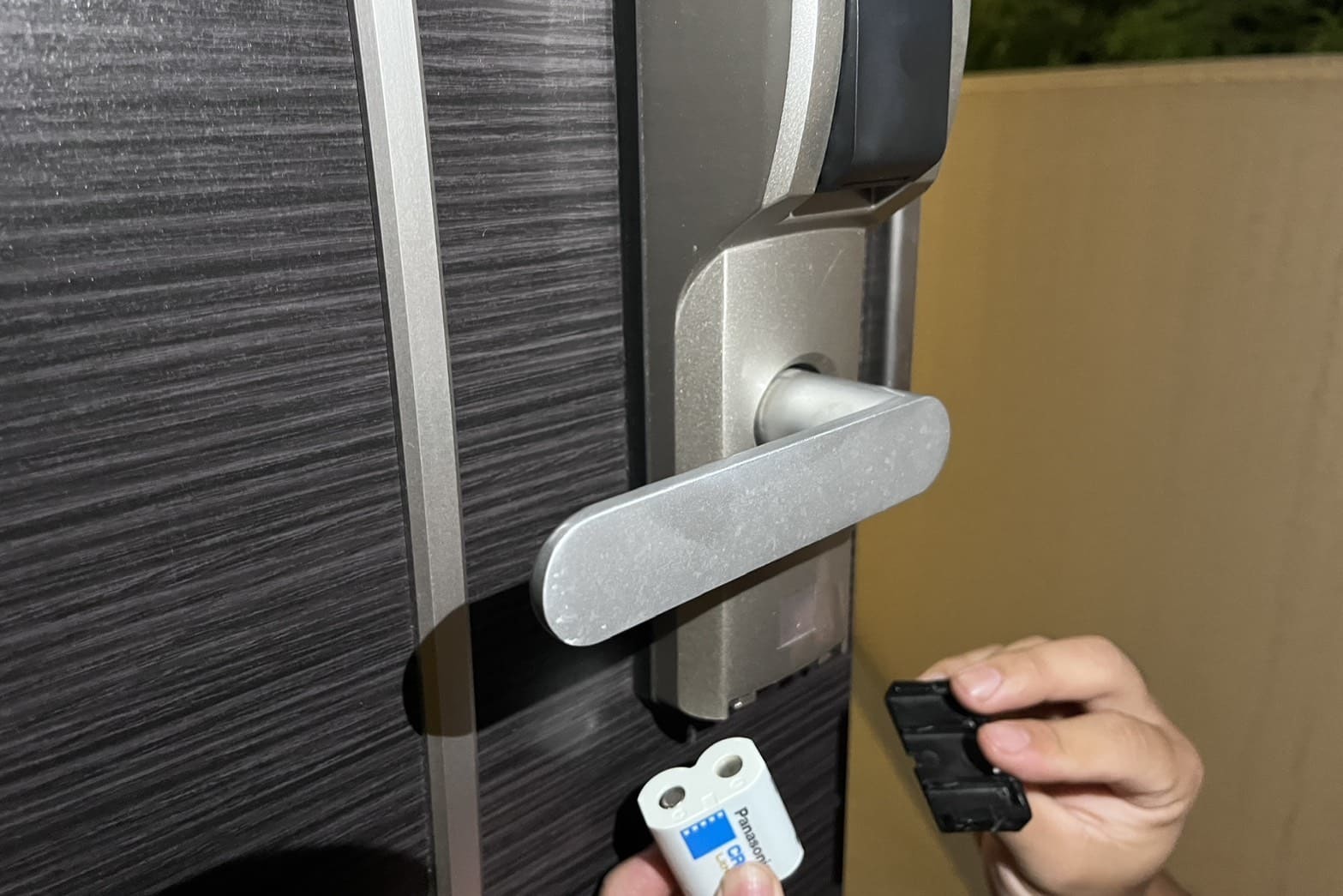 電池カバーが外れた電子錠