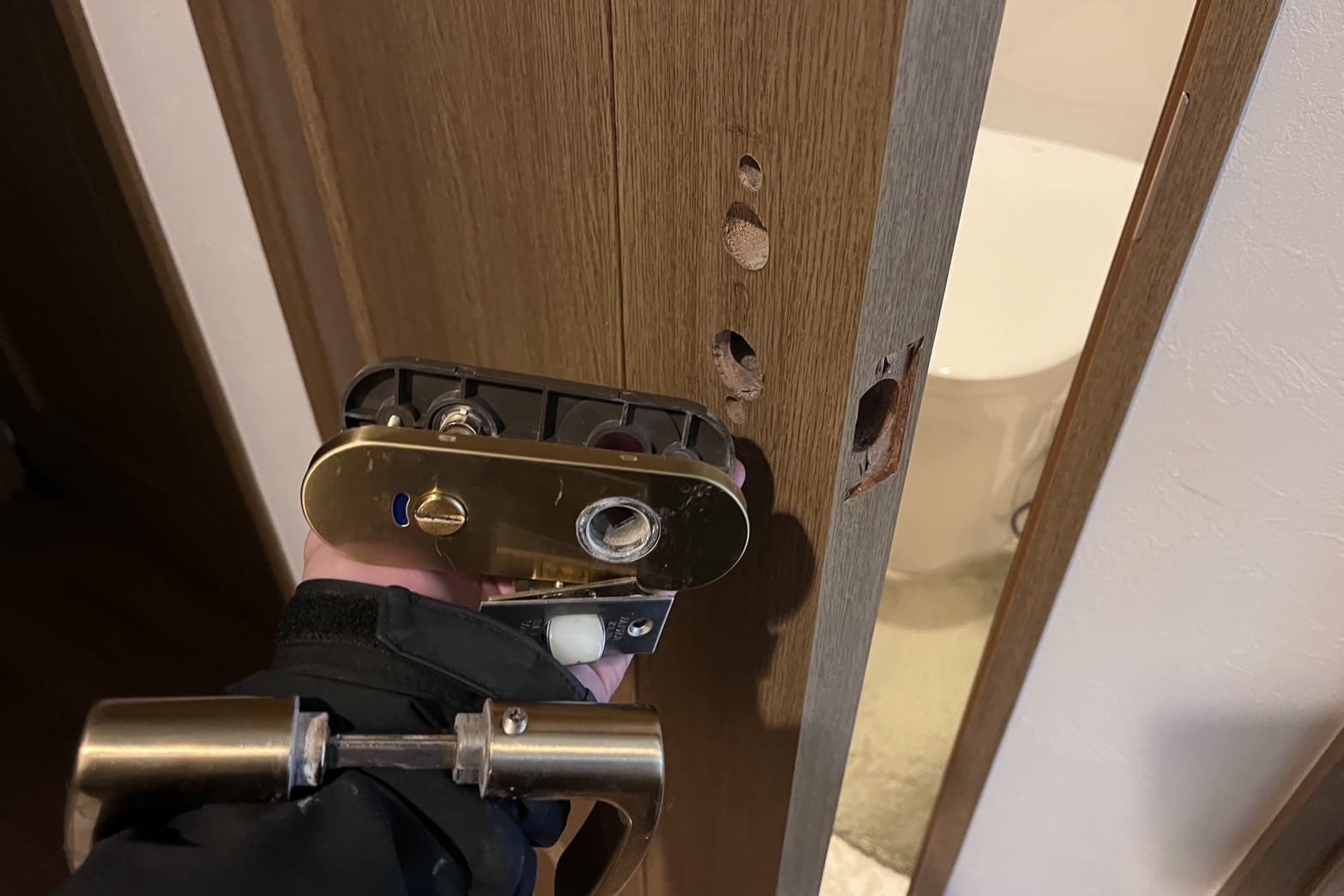 トイレの鍵一式の交換