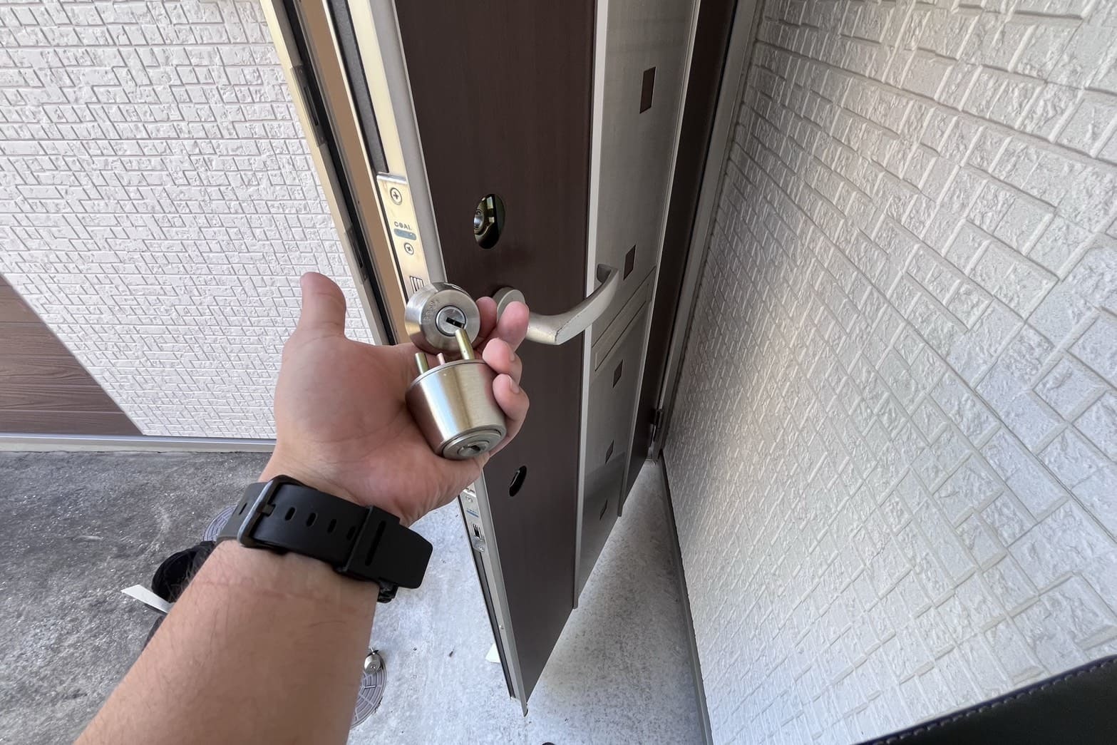 交換中の玄関の鍵（2箇所のシリンダー交換）