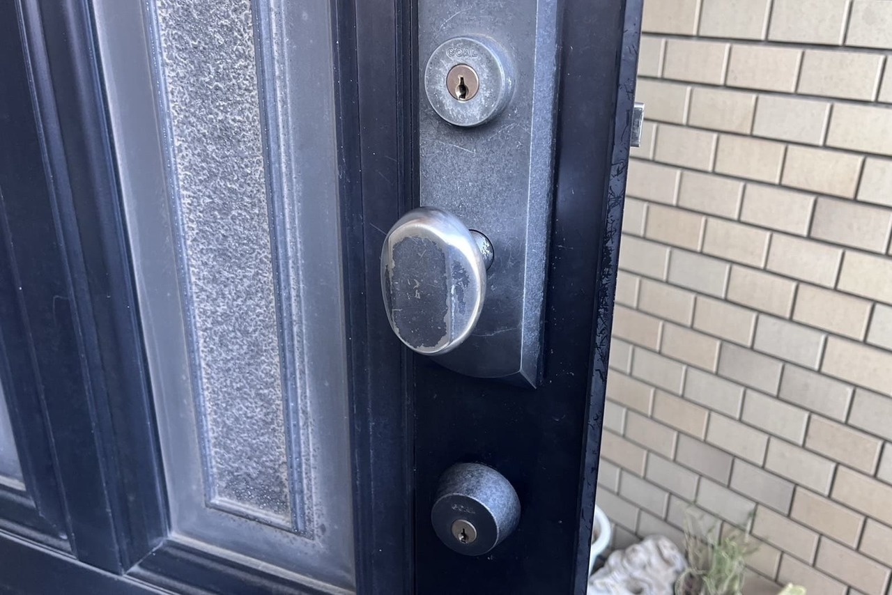 本日のご依頼は綾瀬市にて戸建の玄関鍵交換になります！