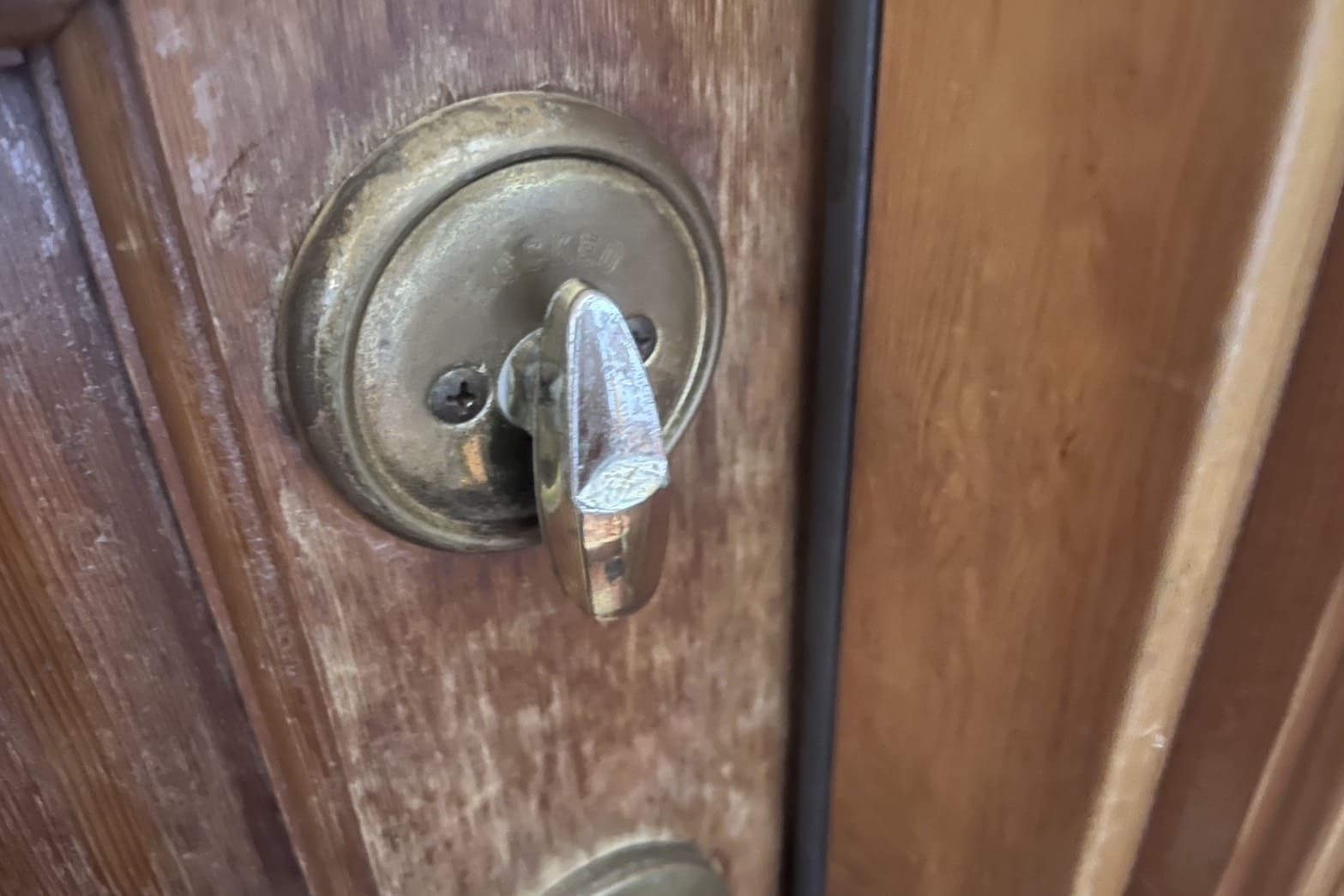 修理後の玄関の鍵（最後まで鍵が回り施錠できる様に）