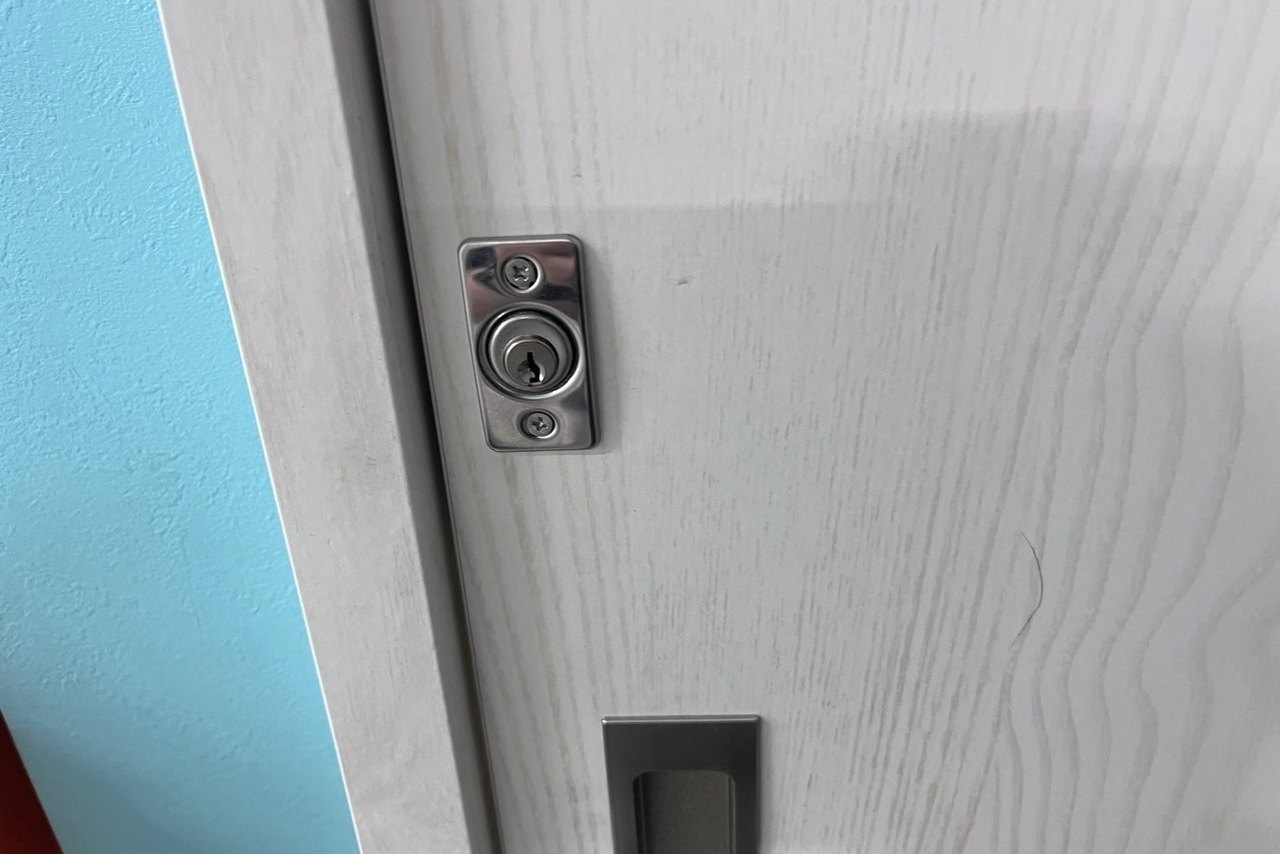 本日のご依頼は座間市にて施設内扉の鍵新規取り付けになります！