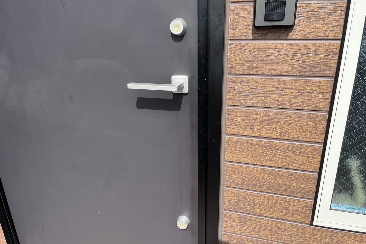 横須賀市にて戸建の玄関の鍵交換のご依頼【MIWA】（カラ）【FUKI】（コア）