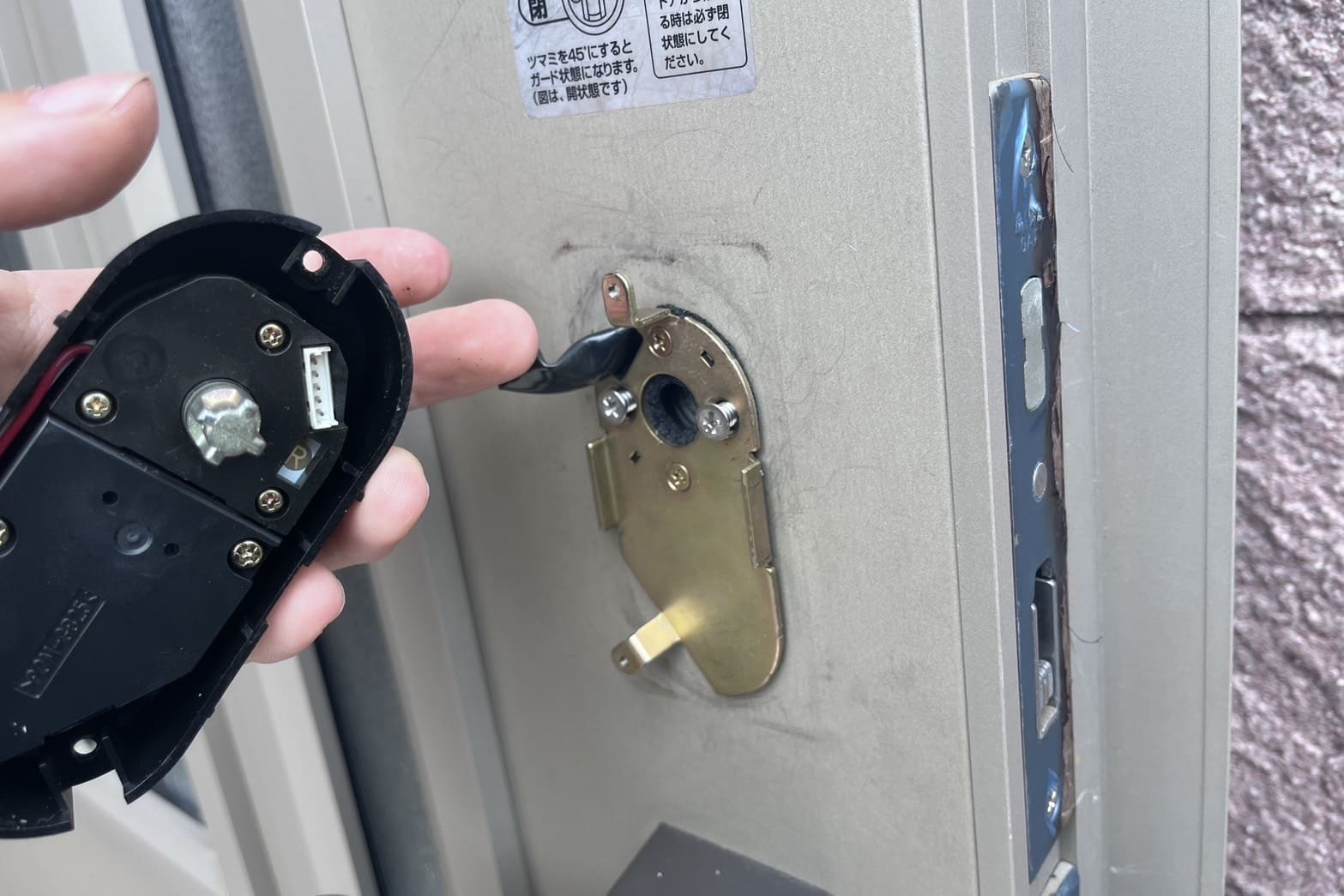 スマートキーを取り外し緩んだネジを締め直してからスマートキーの取り付け直し