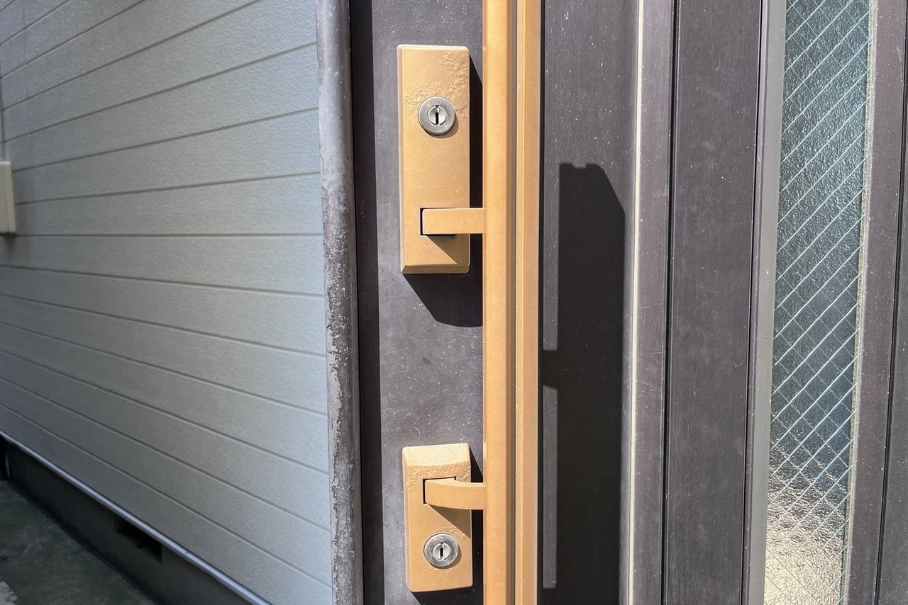 鎌倉市にて戸建の玄関の鍵交換のご依頼【MIWA】（カラ）【FUKI】（コア）（ディンプルキー）