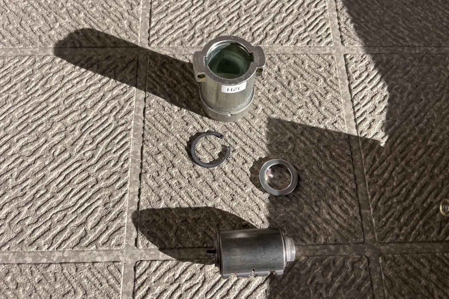 修理中の玄関の鍵（シリンダー洗浄）