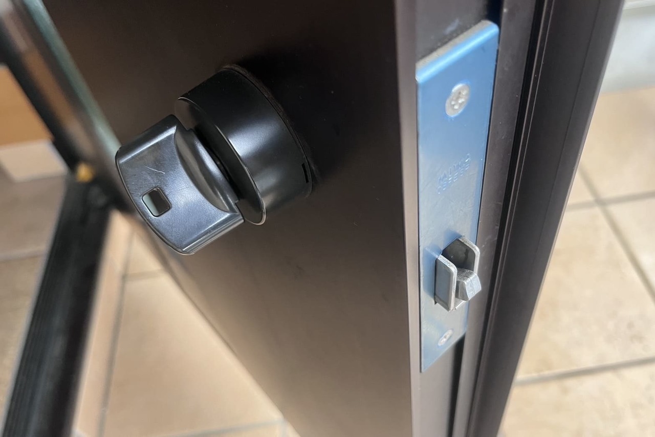 足柄上郡開成町にて戸建の玄関鍵修理のご依頼（鍵が固い）（錠ケース）（汚れ）