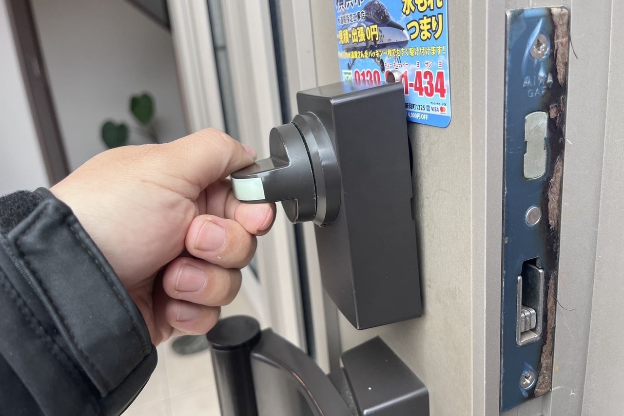 横浜市栄区にて玄関の鍵修理のご依頼　スマートキーの取り付け直し、ストライクの位置調整、リモコンキーの再登録